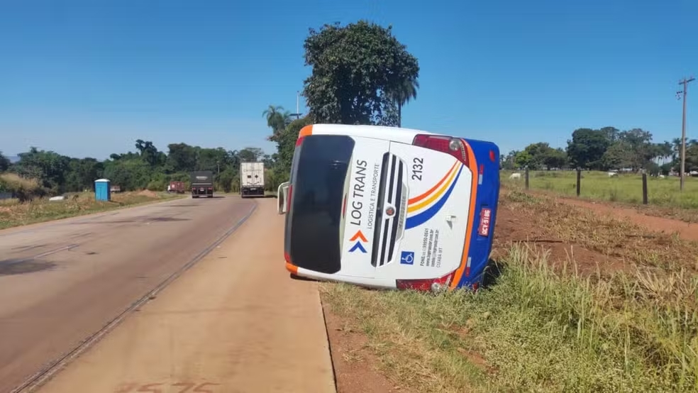 Ônibus tomba na BR-364/MT e deixa quatro pessoas feridas, em Jaciara