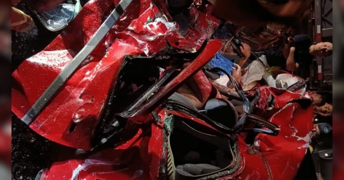 Acidente entre picape e carreta na BR-316/PA deixa 3 mortos, em São Francisco do Pará Acidente entre picape e carreta na BR-316/PA deixa 3 mortos, em São Francisco do Pará