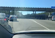 Caminhoneiro bloqueia pedágio de Araquari, na BR-101/SC, e foge sem pagar tarifa Caminhoneiro bloqueia pedágio de Araquari na BR-101/SC, e foge sem pagar tarifa