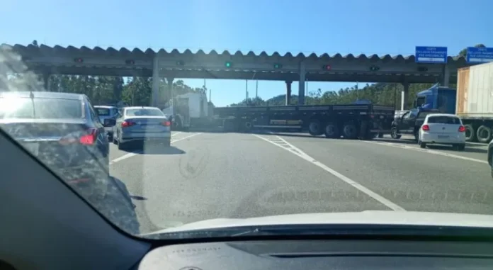 Caminhoneiro bloqueia pedágio de Araquari na BR-101/SC, e foge sem pagar tarifa Caminhoneiro bloqueia pedágio de Araquari na BR-101/SC, e foge sem pagar tarifa