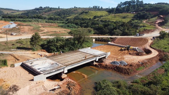 Construção de pontes na BR-265/MG será finalizada até dezembro deste ano Construção de pontes na BR-265/MG será finalizada até dezembro deste ano