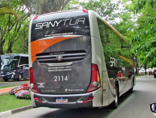 Ônibus da Sanytur com 49 multas bate em mureta de concreto em pedágio desativado na rodovia BR-369/PR, em Arapongas, e deixa 2 feridos.