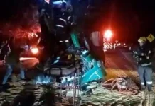 Acidente na GO-164 entre ônibus e carreta deixa 30 feridos, em Faina Acidente na GO-164 entre ônibus e carreta deixa 30 feridos, em Faina