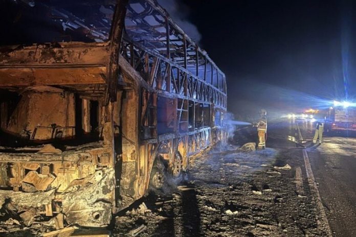 Ônibus e carreta bitrem batem na BR-262/MG, pegam fogo e caminhoneiro fica ferido Ônibus e carreta bitrem batem na BR-262/MG, pegam fogo e caminhoneiro fica ferido