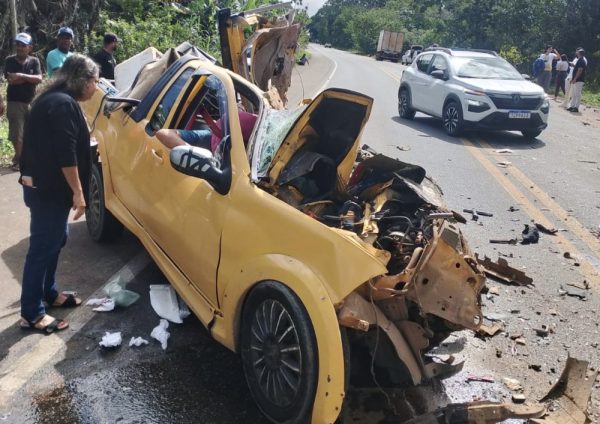 Acidente entre carro e micro-ônibus na BR-101/BA deixa 4 mortos, em Mascote