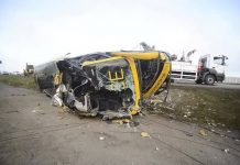 Ônibus choca contra poste na BR-101/SC e deixa 1 morto e 6 feridos Ônibus choca contra poste na BR-101/SC e deixa 1 morto e 3 feridos graves