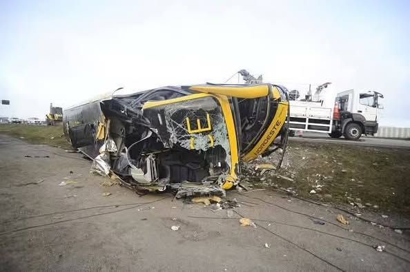 Ônibus choca contra poste na BR-101/SC e deixa 1 morto e 3 feridos graves Ônibus choca contra poste na BR-101/SC e deixa 1 morto e 3 feridos graves