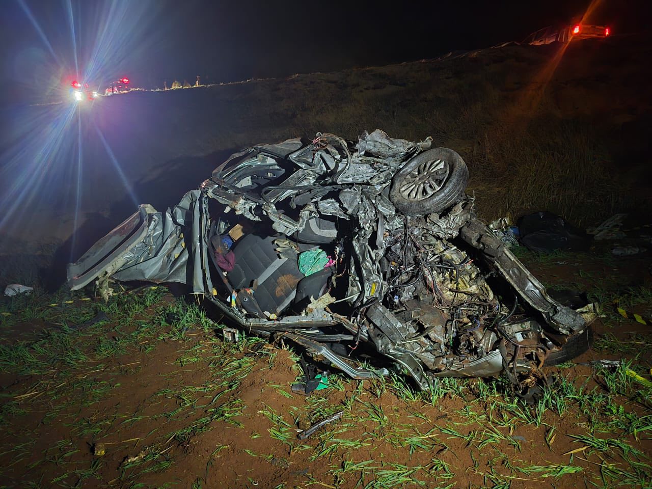 Acidente entre carreta e carro mata cinco pessoas da mesma família na PR-280