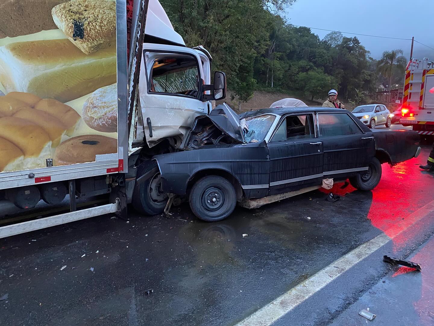 Caminhoneiro bêbado invade a contramão na BR-470/SC, bate em carro e deixa 3 mortos