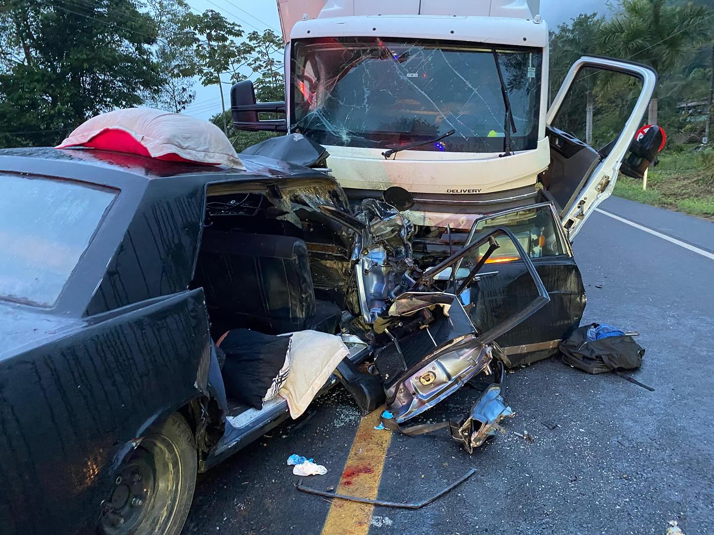 Caminhoneiro bêbado invade a contramão na BR-470/SC, bate em carro e deixa 3 mortos