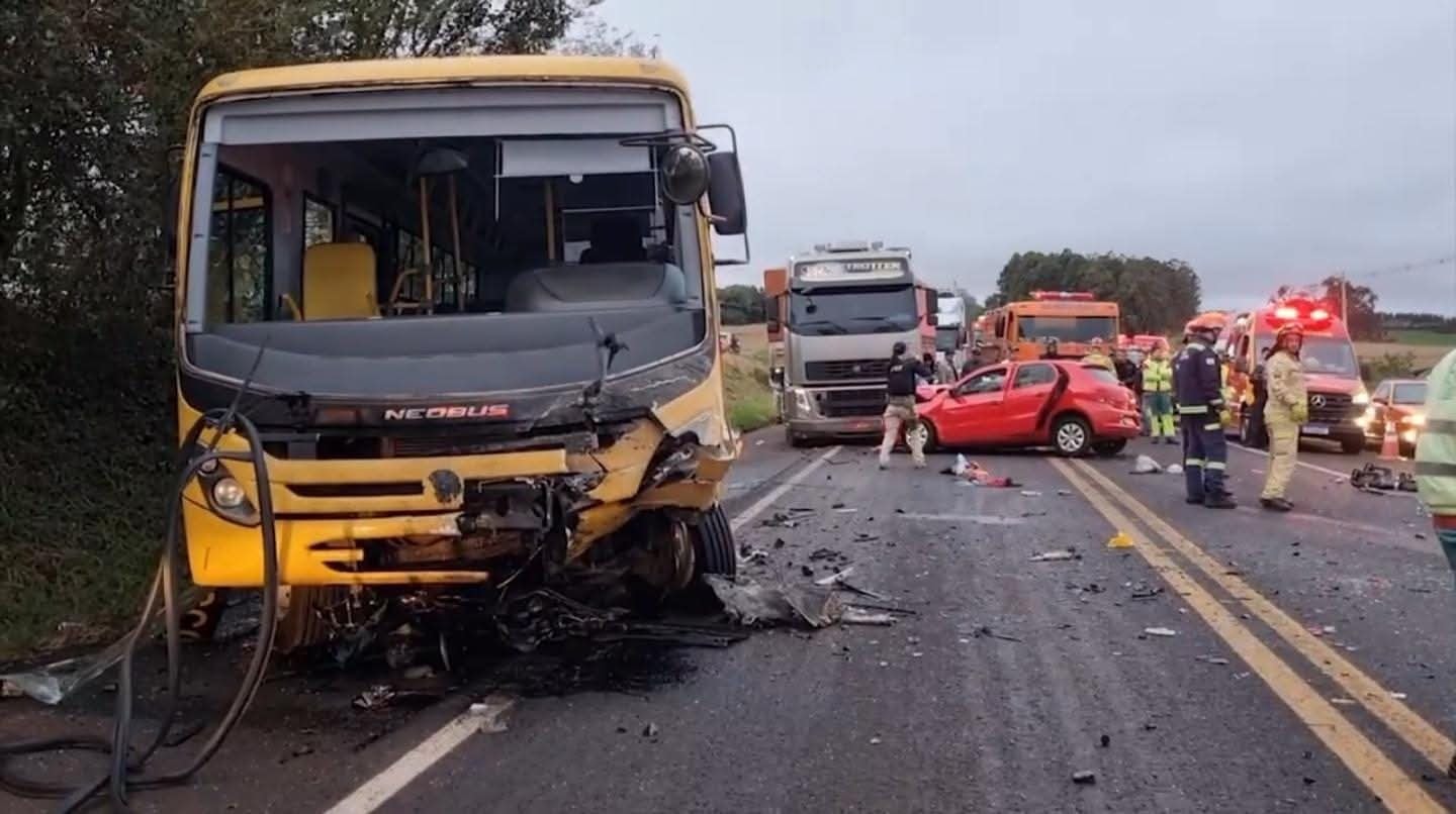 Acidente com quatro veículos deixa 3 pessoas da mesma família mortas na BR-369/PR