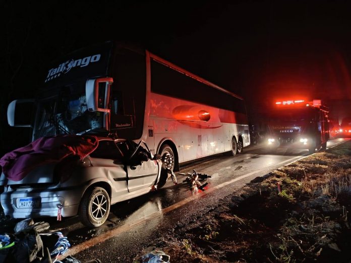 Acidente com ônibus de romeiros na MGC-122 deixa 5 pessoas da mesma família mortas