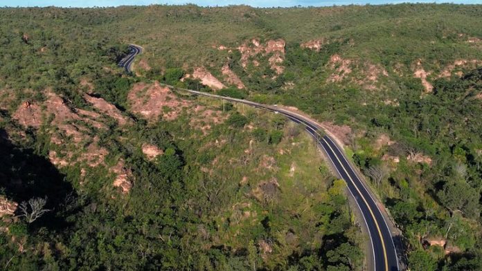 Rodovia BR-135/PI tem 34,5 quilômetros revitalizados, entre Gilbués (PI) e Corrente (PI), ao custo de R$ 83,6 milhões. Rodovia BR-135/PI tem 34,5 quilômetros revitalizados, entre Gilbués (PI) e Corrente (PI), ao custo de R$ 83,6 milhões.