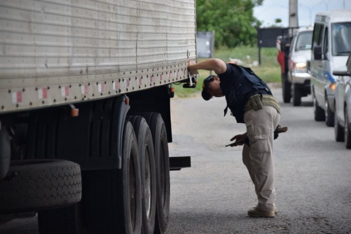 Polícia Rodoviária Federal reforça fiscalização de sistemas de freios em caminhões nas rodovias federais da Bahia. Polícia Rodoviária Federal reforça fiscalização de sistemas de freios em caminhões nas rodovias federais da Bahia.