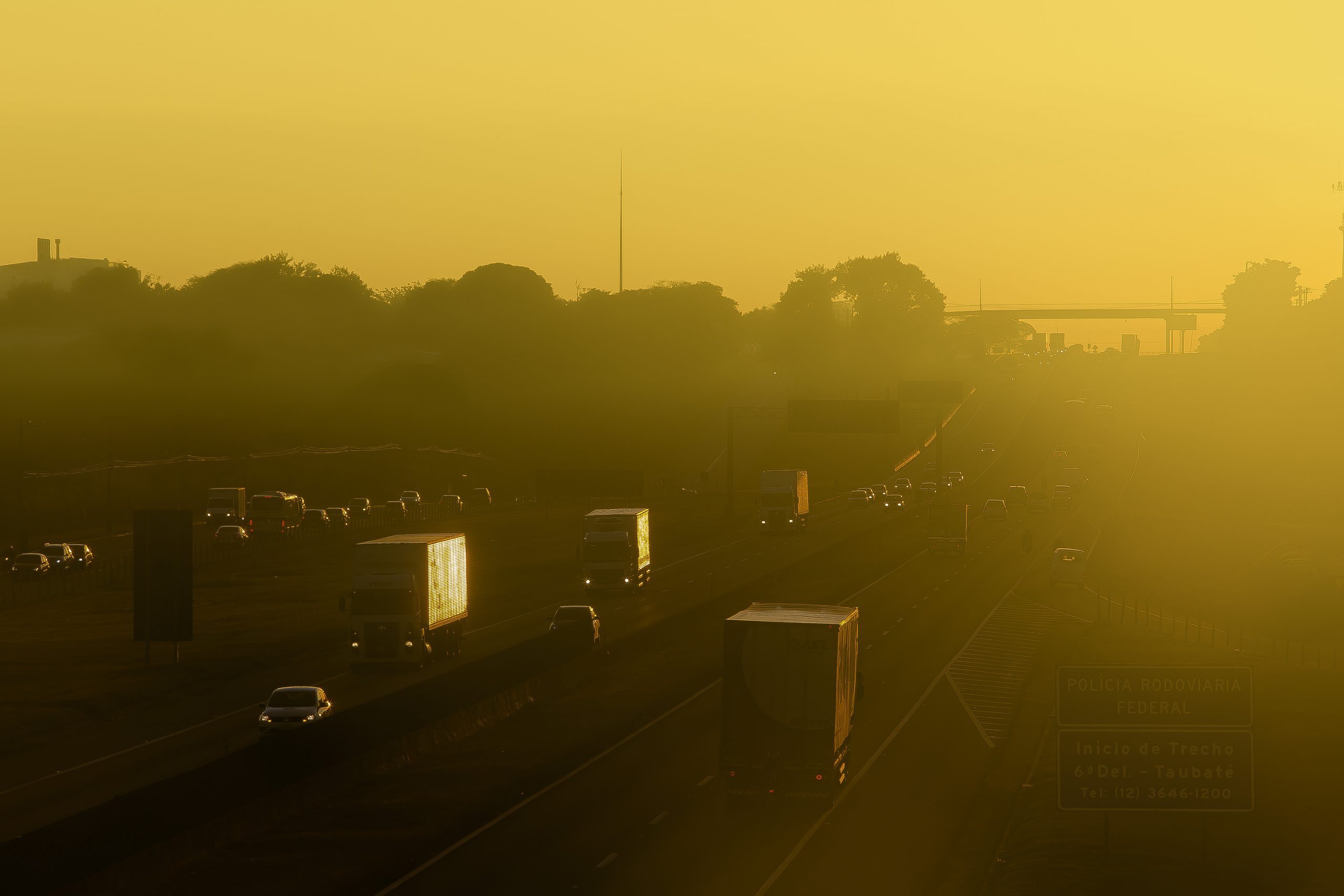 Todo cuidado é pouco ao trafegar pelas estradas brasileiras com a incidência de neblina, nesta época do ano.