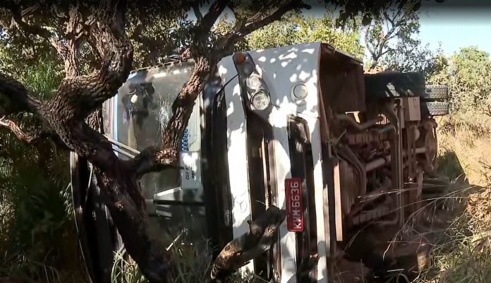 Acidente com ônibus escolar na DF-320 deixa motorista e alunos feridos, em Planaltina