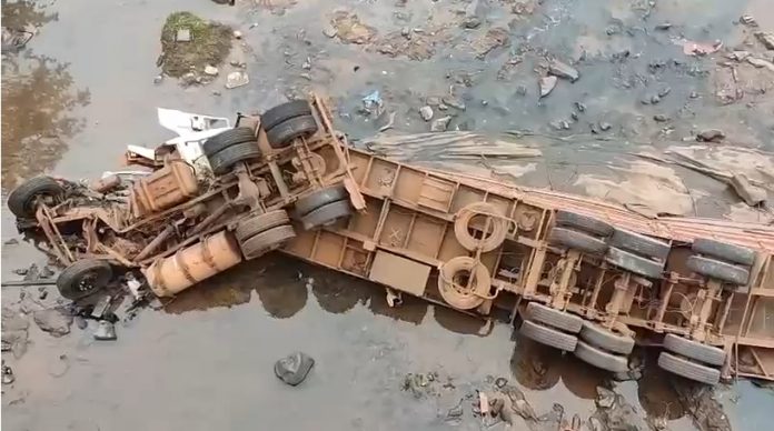 VÍDEO: Carreta cai de ponte na BR-364/GO e caminhoneiro morre na hora VÍDEO: Carreta cai de ponte na BR-364/GO e caminhoneiro morre na hora