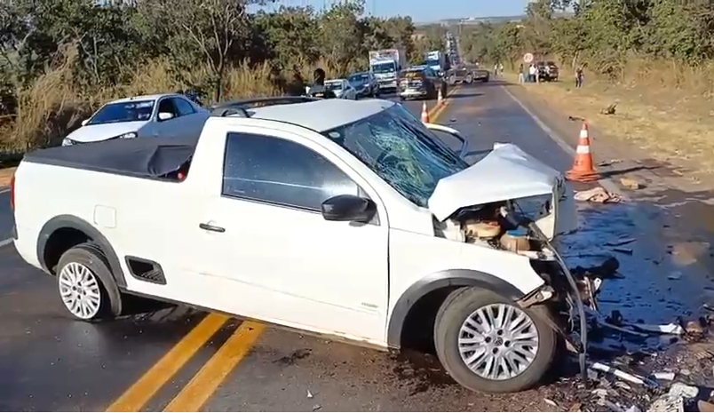 Acidente envolvendo três veículos deixa dois mortos na BR-153/GO, em Uruaçu
