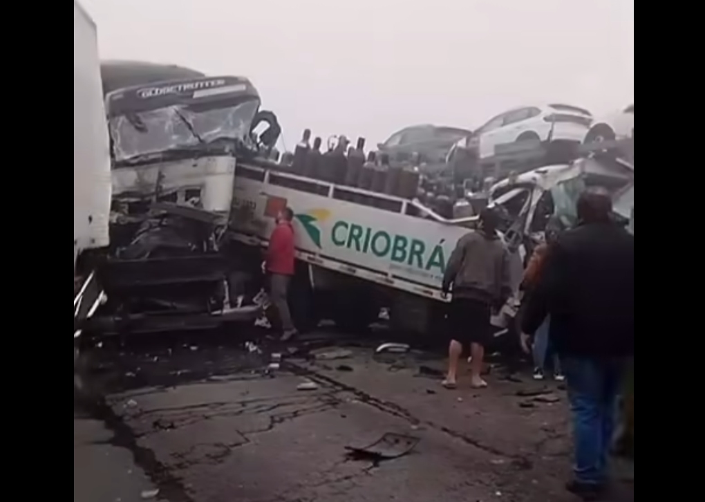 ATENÇÃO! Acidente com 13 veículos na BR-101/SC deixa feridos, em Sangão