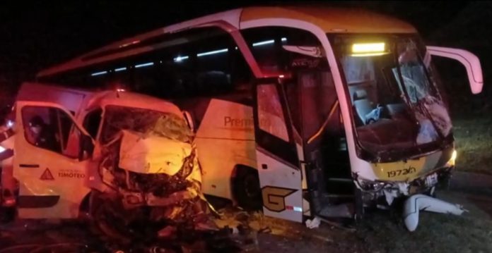 Dois morrem na BR-381 em colisão de ônibus da Gontijo e van da secretaria de saúde de Timóteo Dois morrem na BR-381 em colisão de ônibus da Gontijo e van da secretaria de saúde de Timóteo