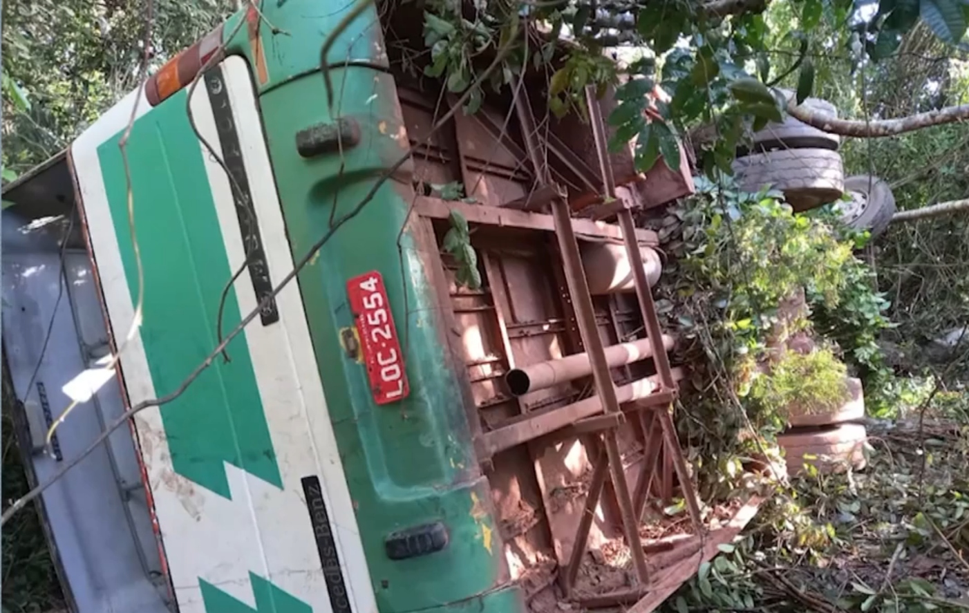 Ônibus cai em ribanceira na BR-010/PA e deixa ao menos 30 feridos, em Aurora do Pará