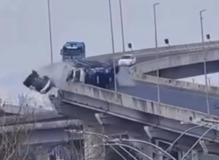 Carreta-cegonha em velocidade incompatível tomba em ponte da rodovia BR-290 e carro despenca, em Porto Alegre (RS). Carreta-cegonha em velocidade incompatível tomba em ponte da rodovia BR-290 e carro despenca, em Porto Alegre (RS).