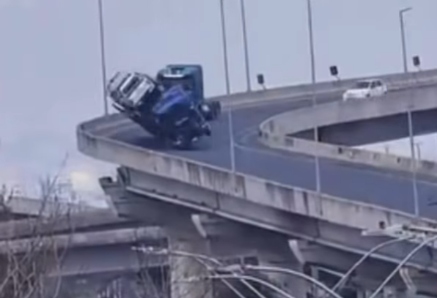 Carreta-cegonha em velocidade incompatível tomba em ponte da rodovia BR-290 e carro despenca, em Porto Alegre (RS).