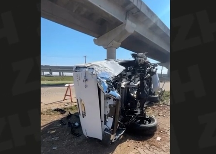 Carreta-cegonha em velocidade incompatível tomba em ponte da rodovia BR-290 e carro despenca, em Porto Alegre (RS).