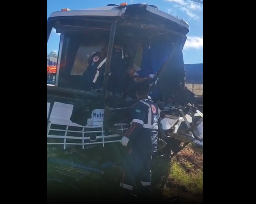 Carreta e ônibus colidem na BR-277/PR e deixam 16 feridos, em Foz do Iguaçu