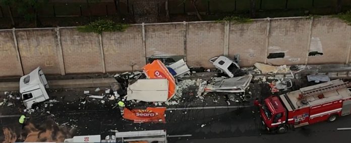 Acidente entre carreta e caminhão no Anel Viário de Campinas deixa ajudante morto e caminhoneiro gravemente ferido