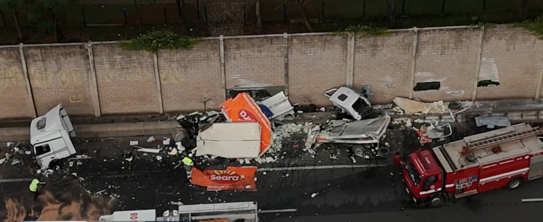 Acidente entre carreta e caminhão no Anel Viário de Campinas deixa ajudante morto e caminhoneiro gravemente ferido