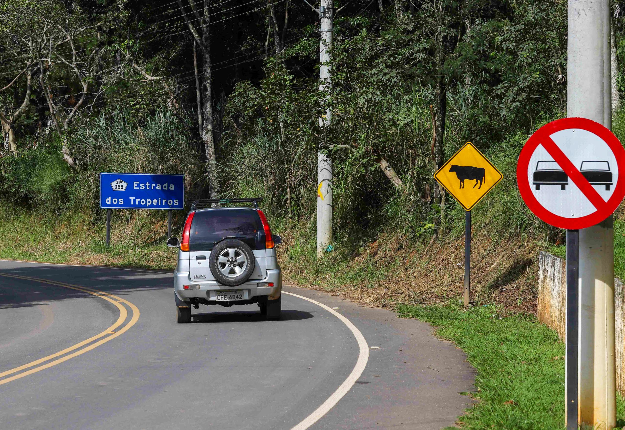 Motoqueiro e garupa morrem em acidente na Rodovia dos Tropeiros, em Bananal (SP)