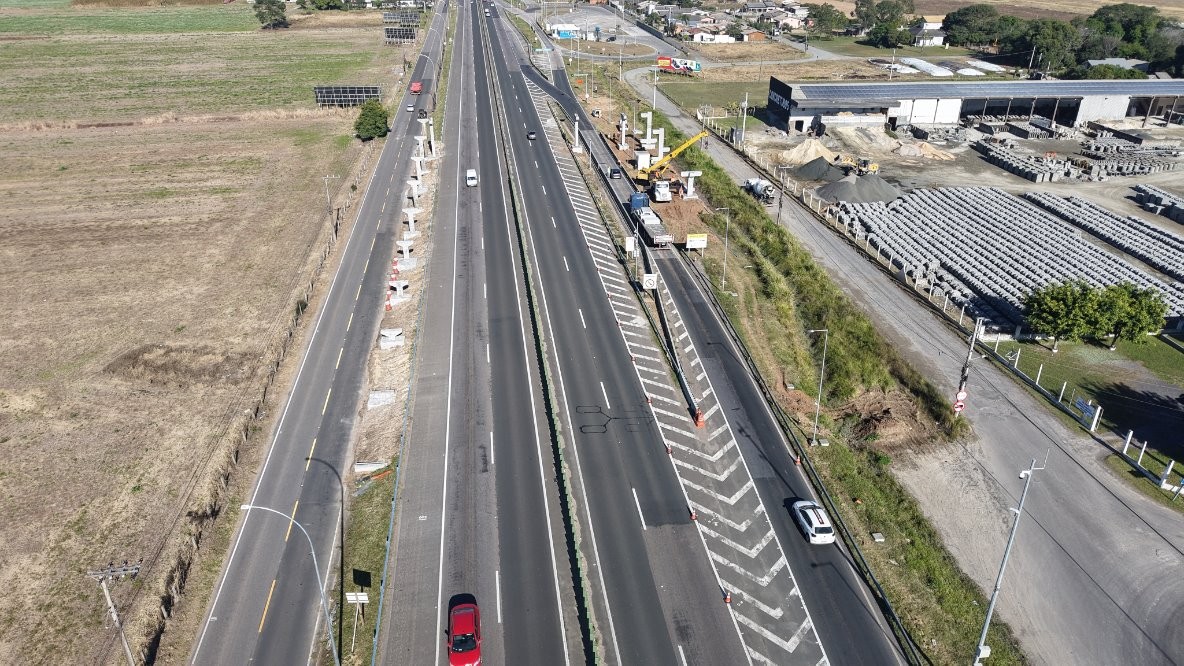 Construção de passarela na BR-101/SC bloqueia a via, nesta quarta (23), em Maracajá