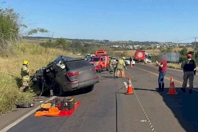 Médico morre ao colidir com caminhão na PR-323, em Umuarama (PR) Médico morre ao colidir com caminhão na PR-323, em Umuarama (PR)