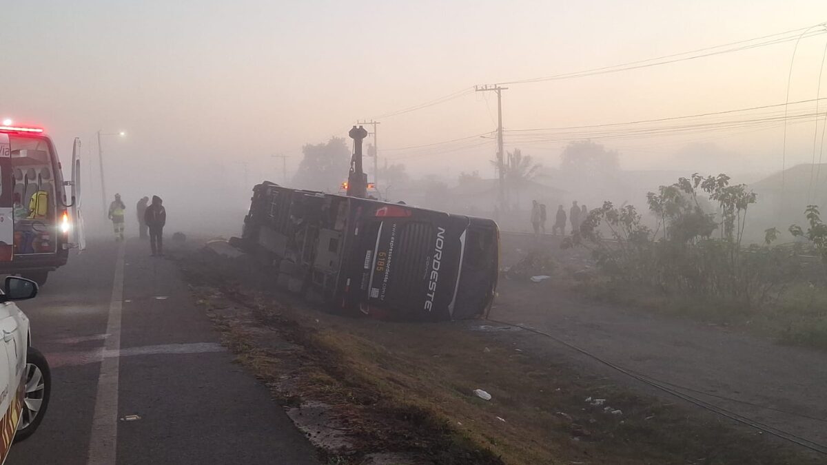 Ônibus choca contra poste na BR-101/SC e deixa 1 morto e 3 feridos graves