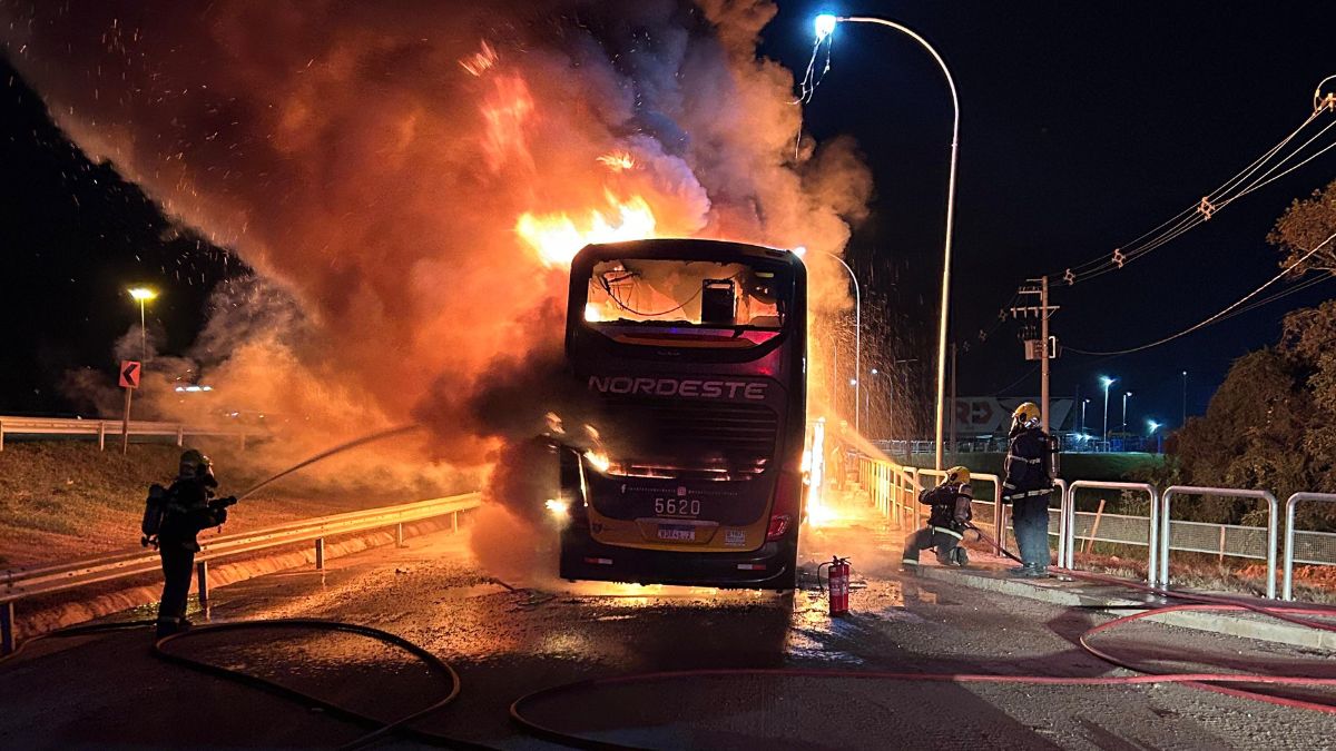 Ônibus choca contra poste na BR-101/SC e deixa 1 morto e 3 feridos graves