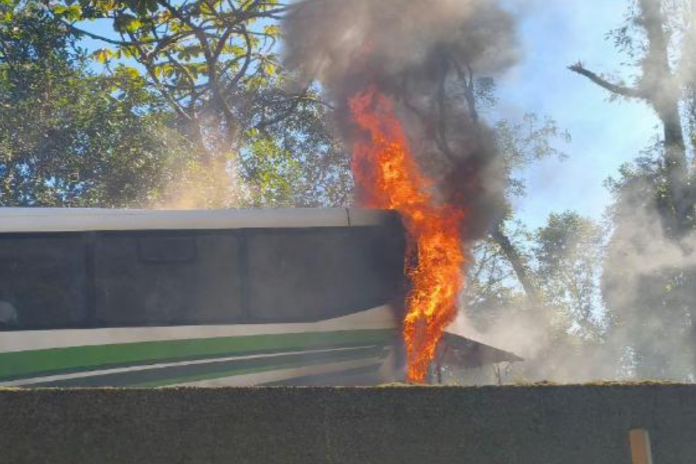 Ônibus da Viação Graciosa pega fogo na BR-277, em Morretes (PR), e interdita rodovia Ônibus da Viação Graciosa pega fogo na BR-277, em Morretes (PR), e interdita rodovia