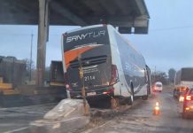 Ônibus da Sanytur com 49 multas bate em mureta de pedágio desativado na BR-369/PR Ônibus da Sanytur com 49 multas bate em mureta de concreto em pedágio desativado na rodovia BR-369/PR, em Arapongas, e deixa 2 feridos.