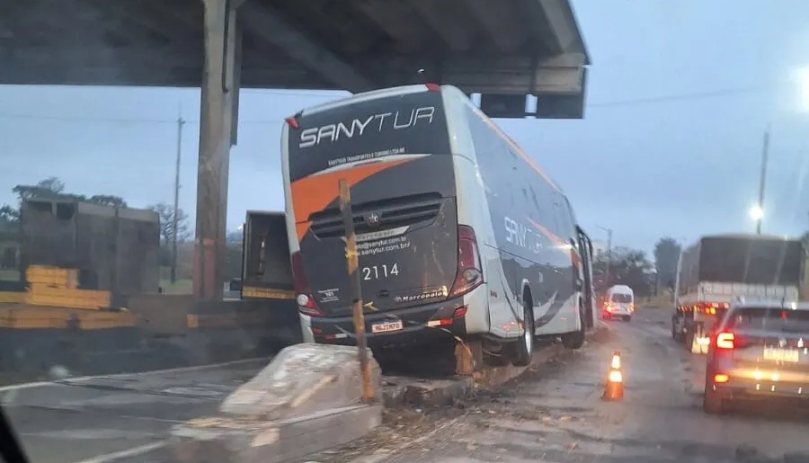 Ônibus da Sanytur com 49 multas bate em mureta de pedágio desativado na BR-369/PR