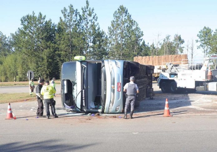 Onibus viação Garcia tombado na Raposo com vários feridos graves Foto Fabio Rogerio