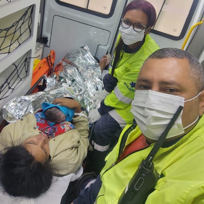 Bebê nasce dentro de uma ambulância da concessionária da BR-364/MT Bebê nasce dentro de uma ambulância da concessionária da BR-364/MT