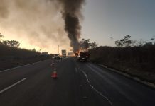 Ônibus pega fogo na BR-060/GO, em Abadia de Goiás, após pane Ônibus pega fogo na BR-060/GO, em Abadia de Goiás, após pane