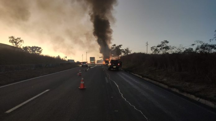 Ônibus pega fogo na BR-060/GO, em Abadia de Goiás, após pane