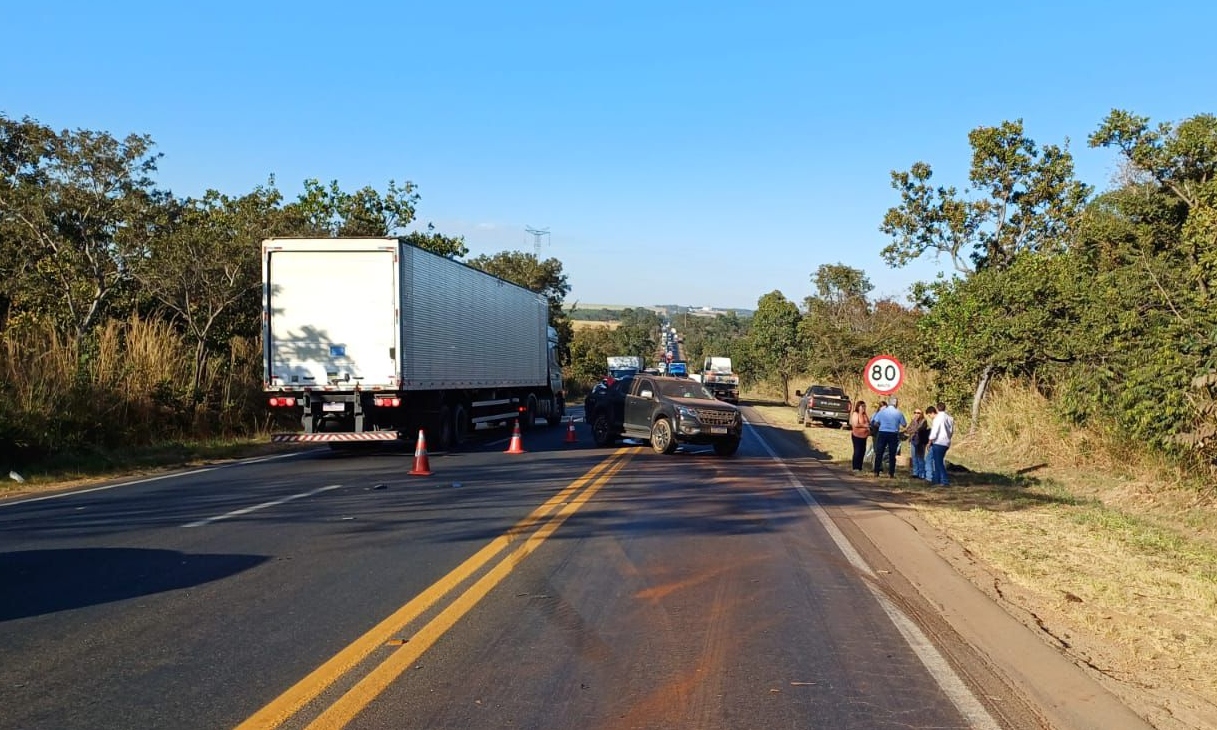 Acidente envolvendo três veículos deixa dois mortos na BR-153/GO, em Uruaçu