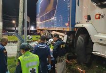 VÍDEO: Caminhoneiro embriagado invade via marginal da BR-101/SC e motoqueiro bate no caminhão VÍDEO: Caminhoneiro embriagado invade via marginal da BR-101/SC e motoqueiro bate no caminhão
