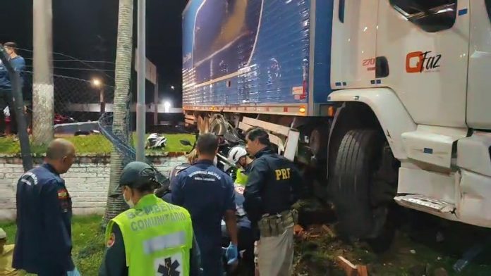 VÍDEO: Caminhoneiro embriagado invade via marginal da BR-101/SC e motoqueiro bate no caminhão VÍDEO: Caminhoneiro embriagado invade via marginal da BR-101/SC e motoqueiro bate no caminhão