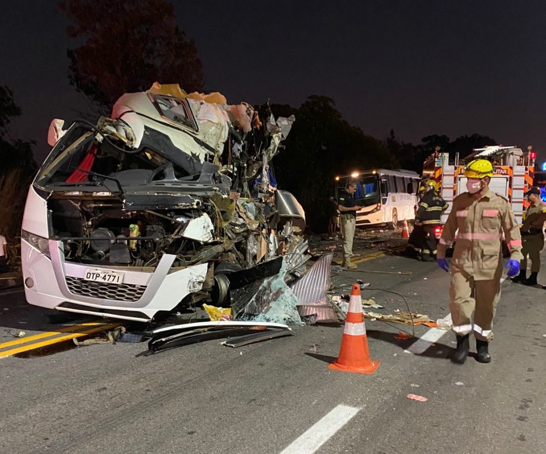 VÍDEO: Acidente na BR-153/GO entre micro-ônibus e carreta deixa 5 mortos