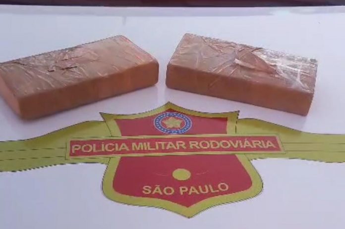 VÍDEO: Traficante boliviana é presa pela PMRv de SP em ônibus da Andorinha na SP-270 VÍDEO: Traficante boliviana é presa pela PMRv de SP em ônibus da Andorinha na SP-270