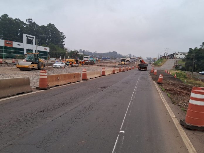 Pavimentação de faixa na BR-386/RS altera o tráfego neste sábado (26), em Lajeado Pavimentação de faixa na BR-386/RS altera o tráfego neste sábado (26), em Lajeado
