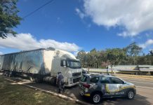 Carreta Volvo, de Poços de Caldas (MG), com 52 evasões de pedágio é detida na Raposo Tavares Carreta Volvo, de Poços de Caldas (MG), com 52 evasões de pedágio é detida na Raposo Tavares